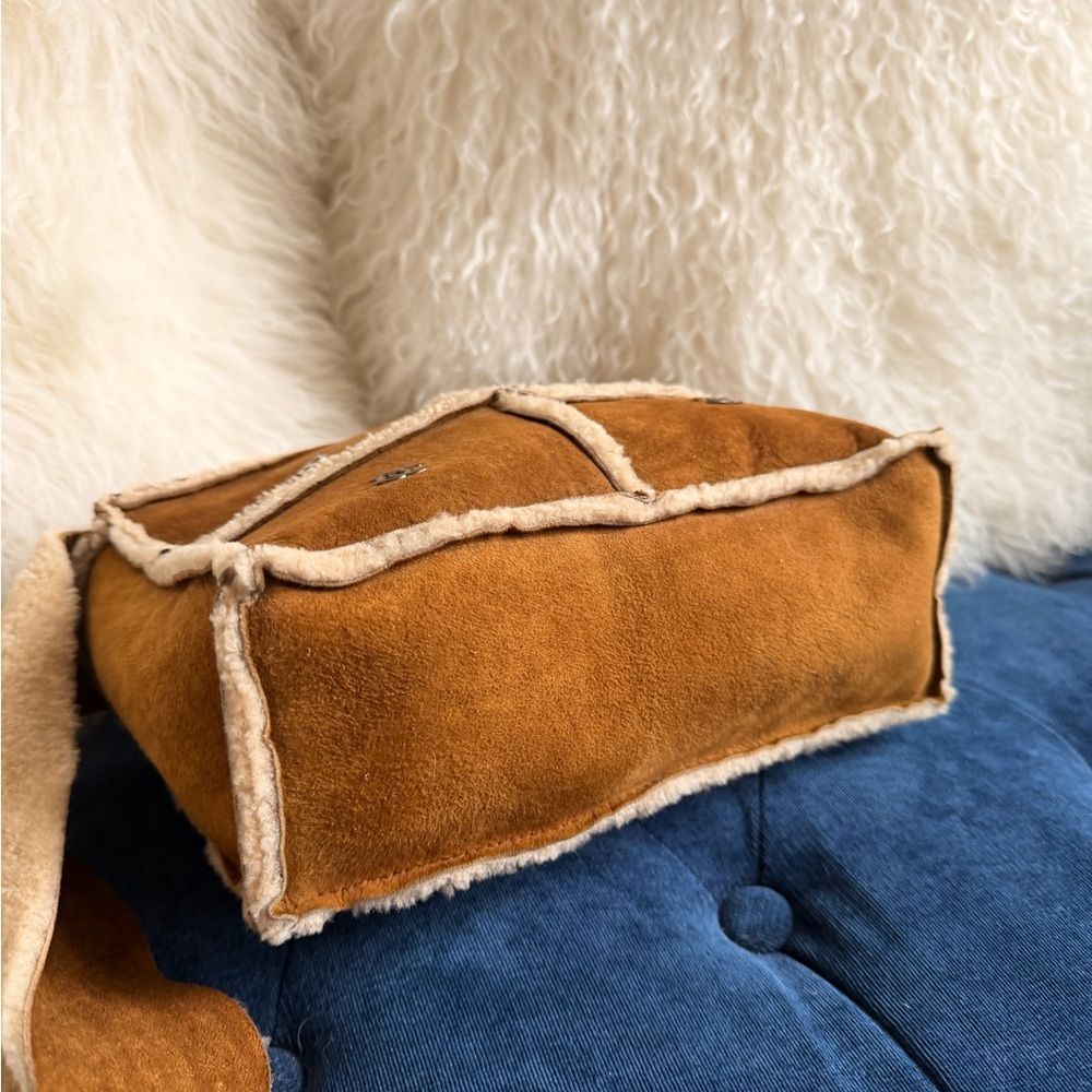 CHANEL Sheepskin Sherpa Shoulder Bag - Picture 3 of 10